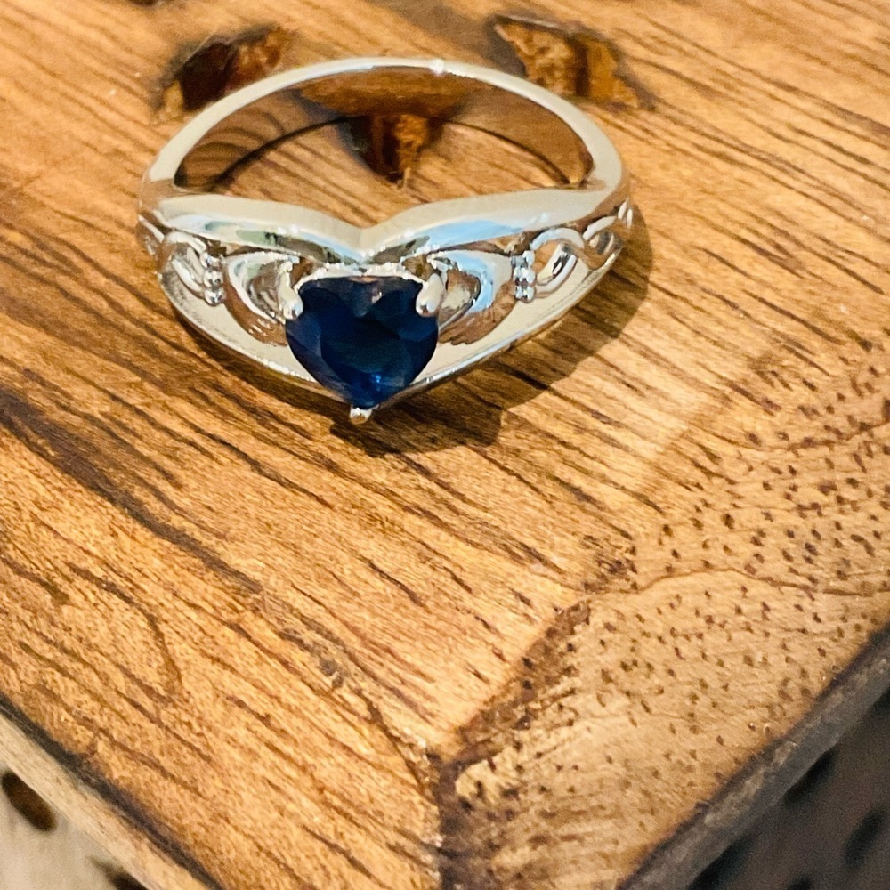 Silver Tone Heart Gemstone Decor Fashionable Ring in Size 8 - Picture 3 of 7